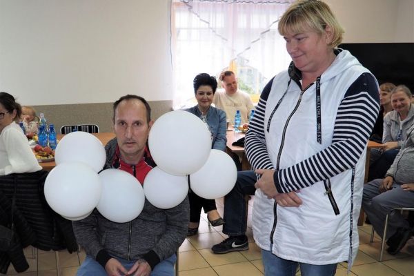 Uczestnicy pikniku podczas zabawy konkursowej z balonami.