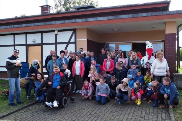 Grupowe zdjęcie uczestników pikniku integracyjnego w Warblewie.