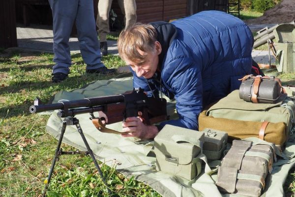 Uczestnik pikniku z karaabinem maszynowym.