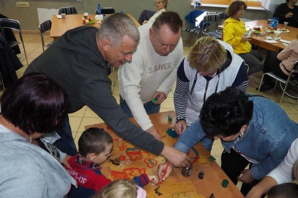 Uczestnicy pikniku podczas malowania planszy.