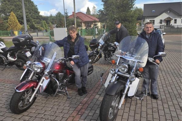 Uczestnicy pikniku  przy motorach Motogrupy Słupsk 2020.