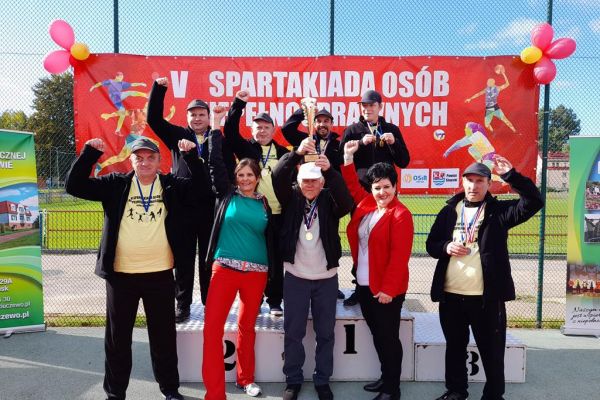 Uczestnicy spartakiady na podium.