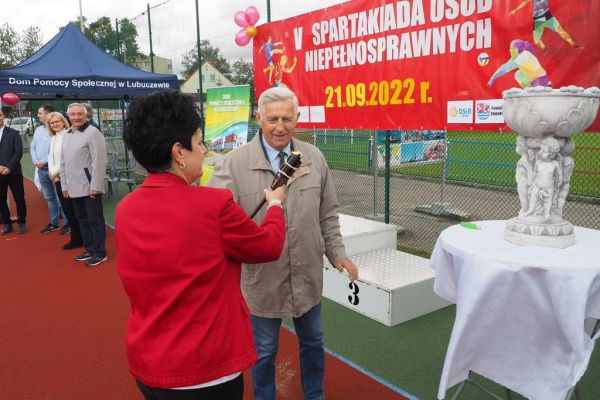 Przedstawiciele władz powiatu zapalają znicz olimpijski.