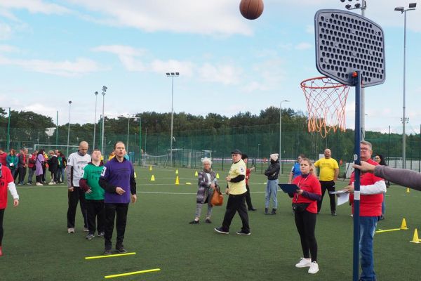 Uczestnicy spartakiady wkonkurencji sportowej.