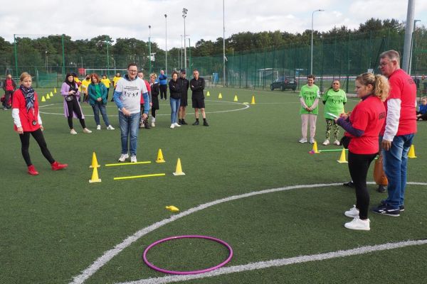 Uczestnicy spartakiady wkonkurencji sportowej.