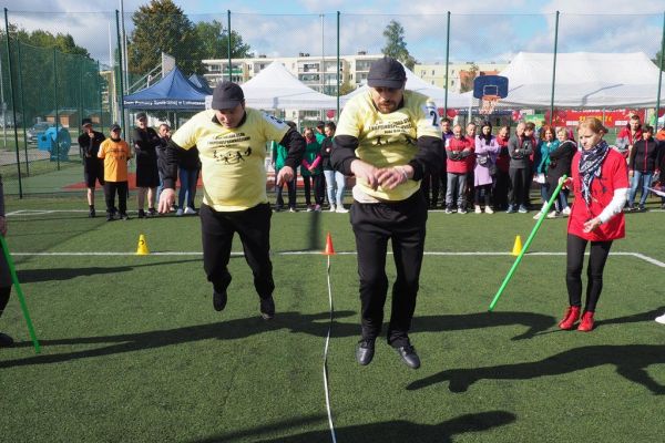 Uczestnicy spartakiady wkonkurencji sportowej.