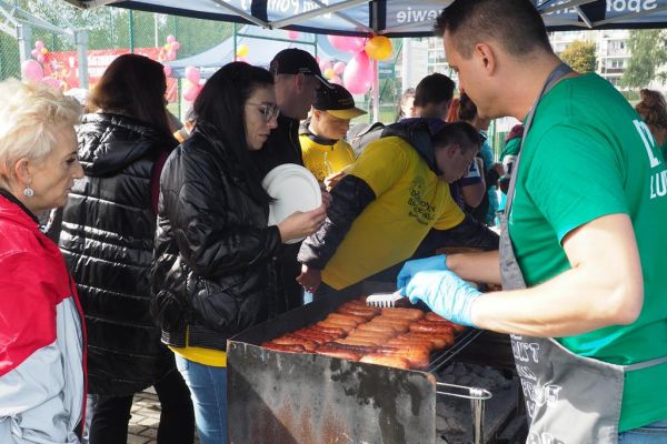 Uczestnicy spartakiady przy grillu.
