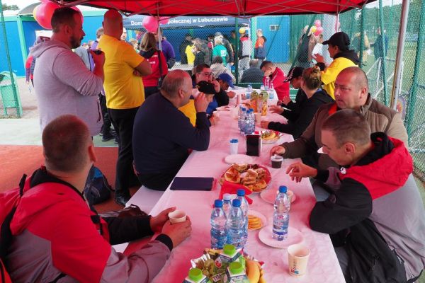 Uczestnicy spartakiady podczas poczęstunku.