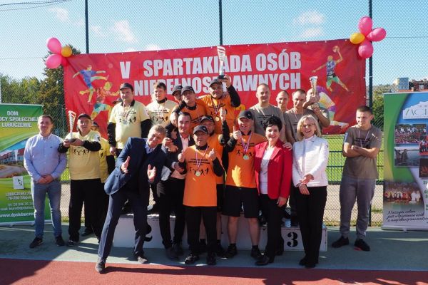 Uczestnicy spartakiady na podium.