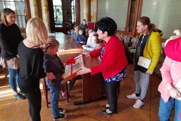 Pani Dyrektor wręcza prezent dla dzieci z SOSW w Damnicy.
