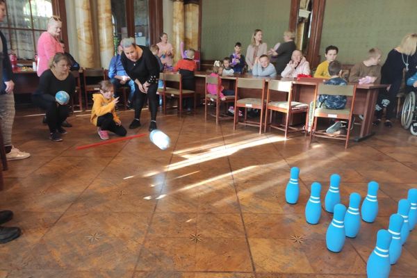 Integracyjna gra w kręgle mieszkańców DPS w lubuczewie i dzieci z SOSW w Damnicy.