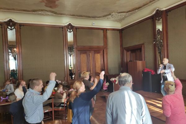 Zabawa integracyjna mieszkańców DPS w lubuczewie i dzioeci z SOSW w Damnicy.