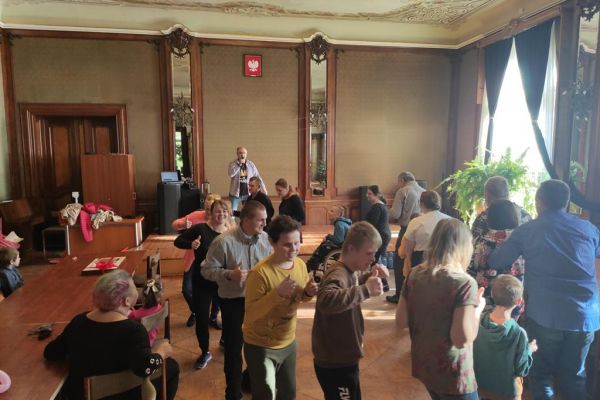Zabawa integracyjna mieszkańców DPS w lubuczewie i dzioeci z SOSW w Damnicy.