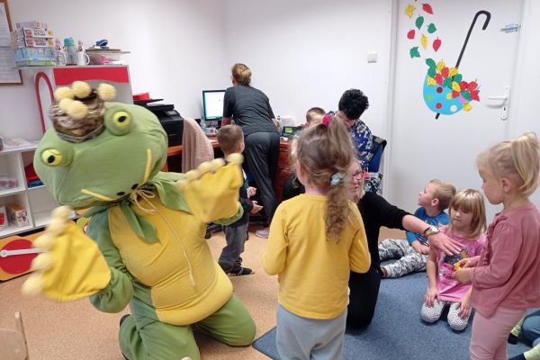 askotka Lubuś żabka u dzieci w przedszkolu specjalnym w Damnicy.