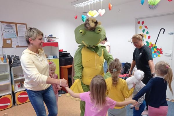 askotka Lubuś żabka u dzieci w przedszkolu specjalnym w Damnicy.