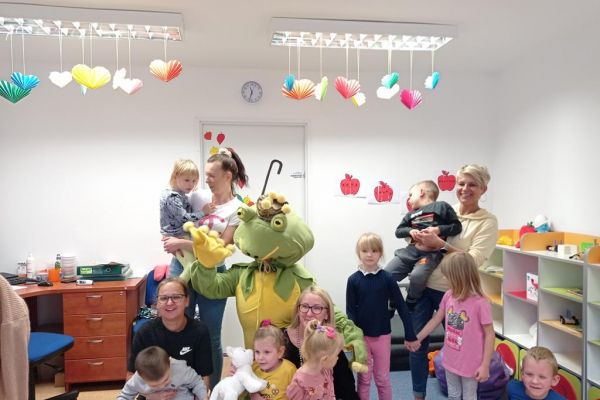 askotka Lubuś żabka u dzieci w przedszkolu specjalnym w Damnicy.