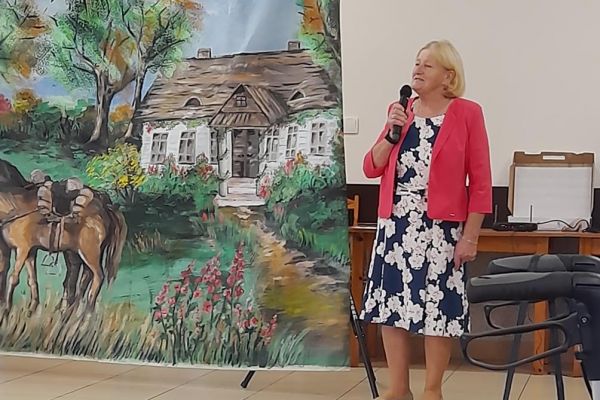 Pani sołtys z Lubuczewa przemawia na świetlicy wiejskiej w Lubuczewie.