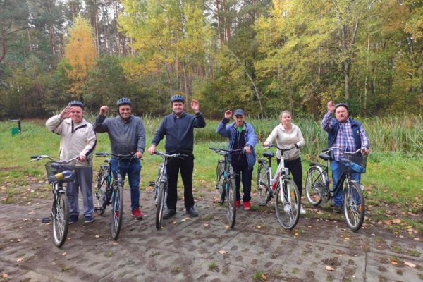 Mieszkańcy stoją przy swoich rowerach.