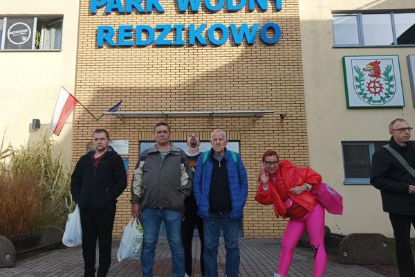 Sześcioro mieszkańców przed budynkiem basenu w Redzikowie.
