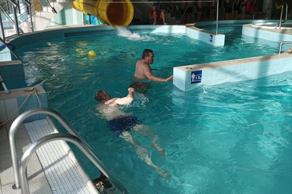 Dwóch mieszkańców w basenie.