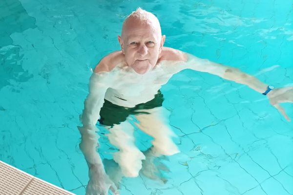 Mieszkaniec w basenie.