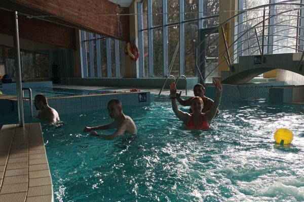 Mieszkańcy w basenie.