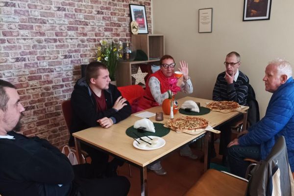 Mieszkańcy w restauracji na pizzy.