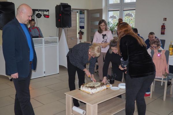 Tort dla Mieszkańców krojony przez pracowników ŚDS w Motarzynie.