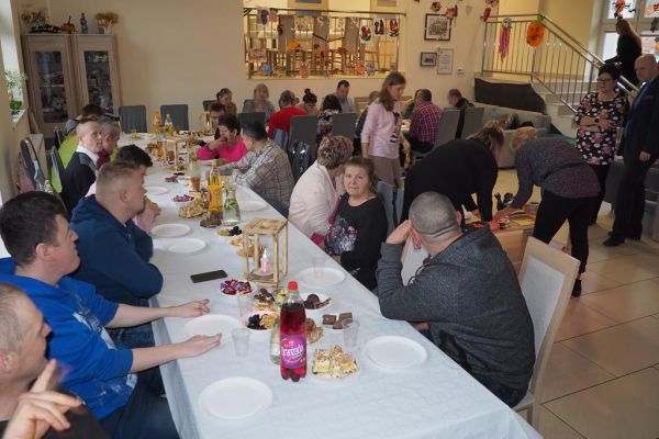 Maieszkańcy przy poczestunku na zabawie integracyjnej w ŚDS w Motarzynie.