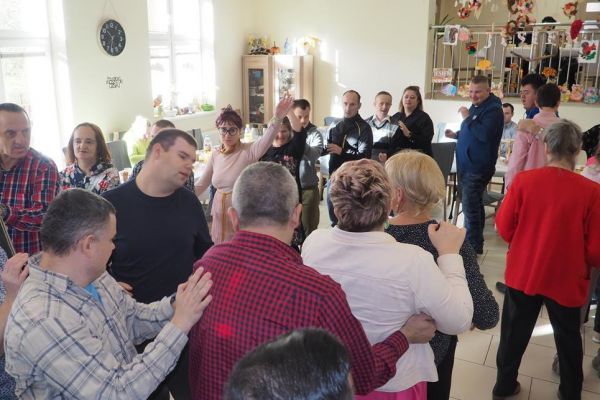 Maieszkańcy na zabawie integracyjnej w ŚDS w Motarzynie.