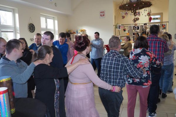 Maieszkańcy na zabawie integracyjnej w ŚDS w Motarzynie.