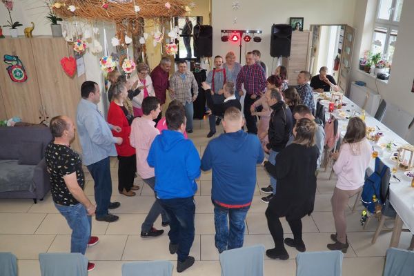 Maieszkańcy na zabawie integracyjnej w ŚDS w Motarzynie.