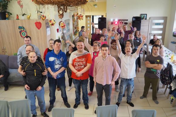 Maieszkańcy na zabawie integracyjnej w ŚDS w Motarzynie.