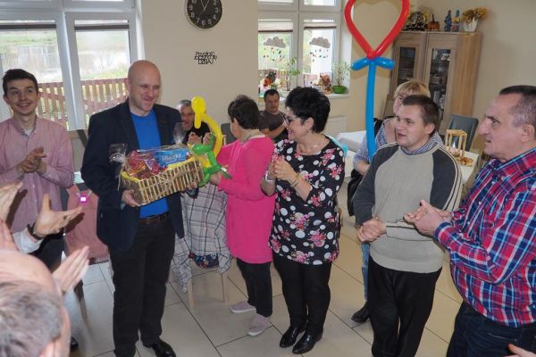 Prezent dla Mieszkańców krojony przez kierownika ŚDS w Motarzynie.