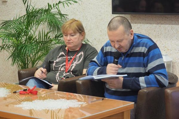 Mieszkańcy uczestniczą w quizie Wiedzy o Polsce.