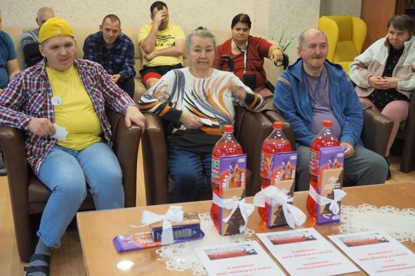 Mieszkańcy uczestniczą w quizie Wiedzy o Polsce.