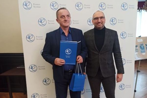 Pan Janusz razem z Panem Starostą Pawłem Lisowskim.