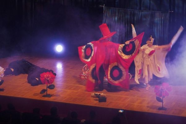 Występ grupy teatralnej w Morągu.