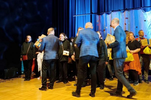Wreczenie nagród grupie teatralnej w Morągu.