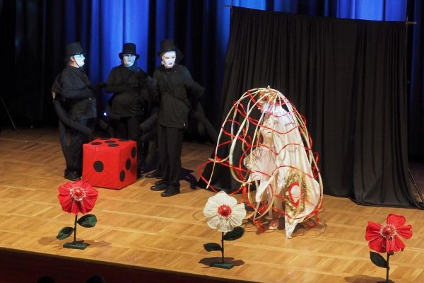 Występ grupy teatralnej w Morągu.