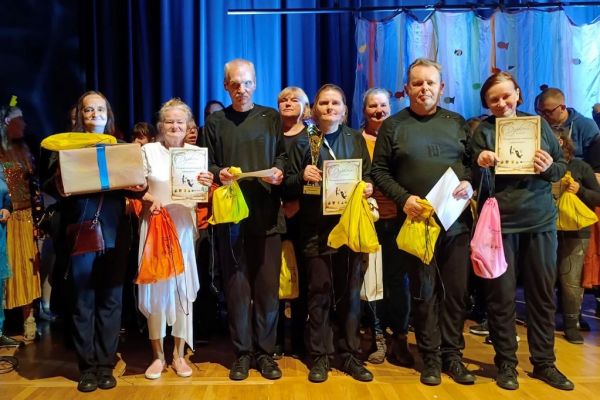Zdjęcie grupowe grupy teatralnej wraz z uczestnikami przegląduw Morągu.