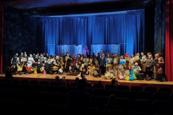 Zdjęcie grupowe grupy teatralnej wraz z uczestnikami przegląduw Morągu.
