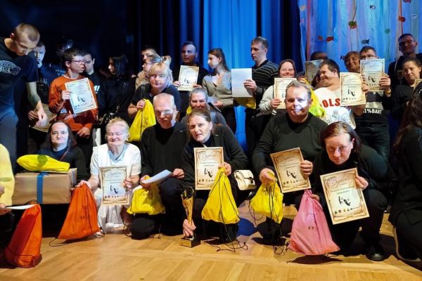 Zdjęcie grupowe grupy teatralnej wraz z uczestnikami przegląduw Morągu.