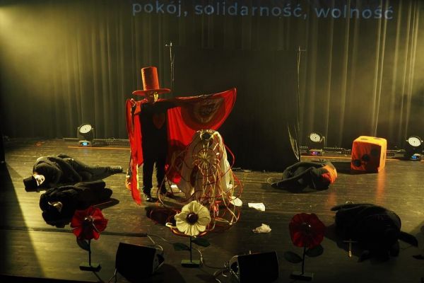 Ujęcie fragmentu występu naszej grupy teatralnej na scenie w Bydgoszczy.