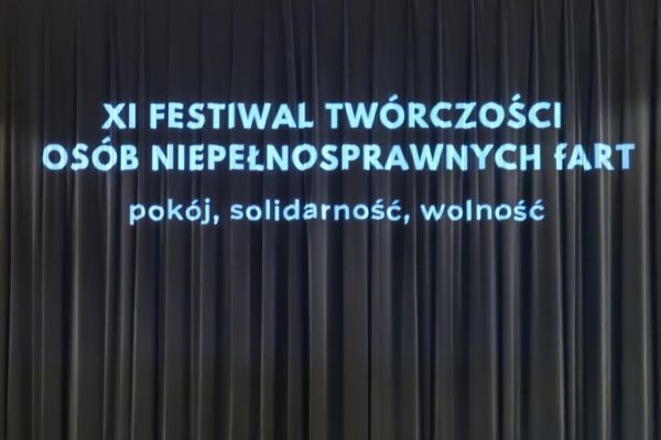 Cała nazwqa festiwalu wyświetlona na kotarze sceny.