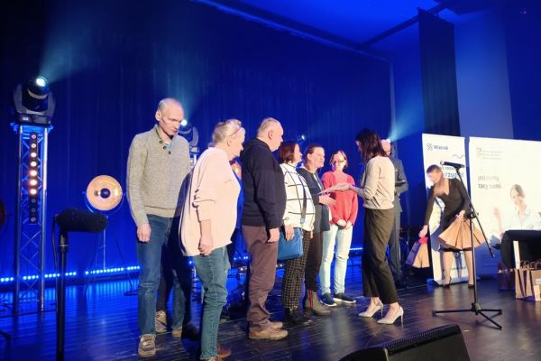 Grupa teatralna naszego domu odbiera nagrody na scenie w Bydgoszczy.