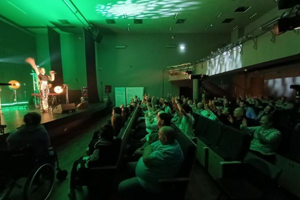 Widzowie w teatrze przy występie Kasi Moś.