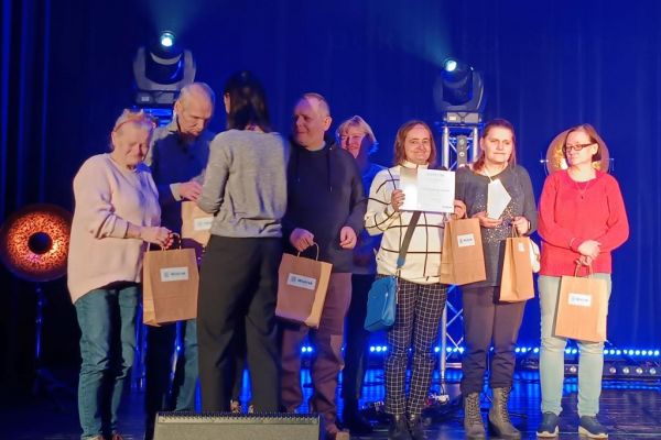 Grupa teatralna naszego domu odbiera nagrody na scenie w Bydgoszczy.