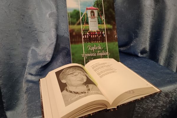 Ksiązki wydane przez Starostwo Powiatowe w Słupsku leżące na stoliku.