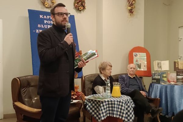 Pan Marecki przedstawia Autorów książki.